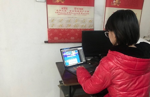 王穎超用借來的電腦在家進行辦公.jpg 王穎超用借來的電腦在家進行辦公.jpg