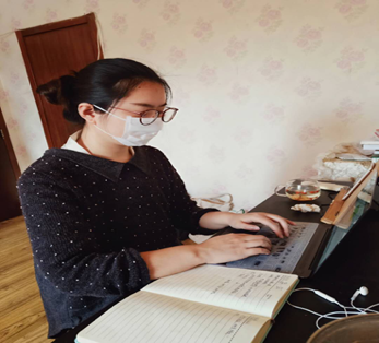 圖為韓晶同志在整理培訓(xùn)材料 .png 圖為韓晶同志在整理培訓(xùn)材料 .png