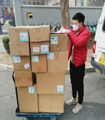 圖為周子健在配貨途中 .png 圖為周子健在配貨途中 .png