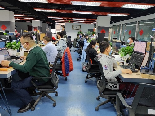 研發(fā)中心:維護(hù)平臺(tái)穩(wěn)定,我們始終在線.jpg 研發(fā)中心:維護(hù)平臺(tái)穩(wěn)定,我們始終在線.jpg