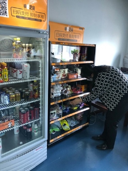 張姐在整理無人貨架商品 .jpg 張姐在整理無人貨架商品 .jpg