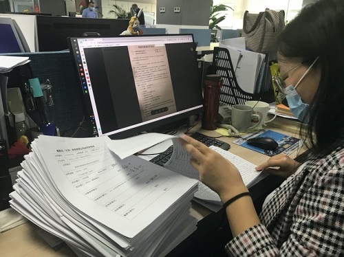 核對(duì)公司合同,過程枯燥卻沒有半分的大意.jpg 核對(duì)公司合同,過程枯燥卻沒有半分的大意.jpg