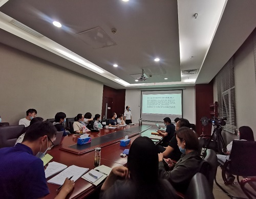 認(rèn)真聽(tīng)講的學(xué)員.jpg 認(rèn)真聽(tīng)講的學(xué)員.jpg